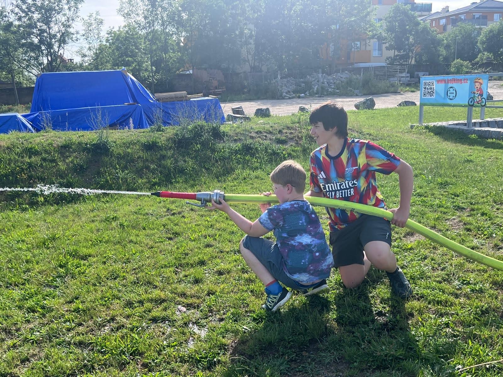 Mladí hasiči při nácviku s proudnicí